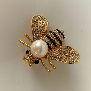 Busy bee 🐝 brooch